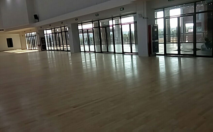 橡膠木籃球館木地板哪個牌子好？